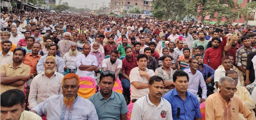 মহাসড়ক অবরোধ করে চলে বাবুর স্মরণ সভা। সংবাদ শৈলী