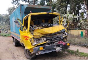 নাটোরে রডভর্তি ট্রাকের পেছনে কাভার্ডভ্যানের ধাক্কা; নিহত দুইজন#সংবাদ শৈলী