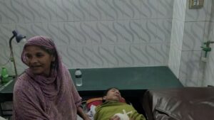 সিংড়ায় মেয়েকে ইভটিজিংয়ের প্রতিবাদ করায় বাবাকে মেরে হাত ভেঙ্গে দিয়েছে বখাটেরা ,মামলা#সংবাদ শৈলী