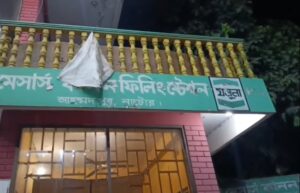 তেল দিতে দেরি, ক্ষিপ্ত ট্রাকচালকের তাণ্ডব—ফিলিং স্টেশনে ভাঙচুর, বিক্রি বন্ধ#সংবাদ শৈলী