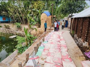 সিংড়ায় চলাচলের রাস্তা সংস্কার করলেন যুব সমাজ।#সংবাদ শৈলী