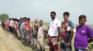 নলডাঙ্গার  সাবেক সেনা সদস্যের জমি দখলের অভিযোগ, প্রতিবাদে-গ্রামবাসীর মানববন্ধন#সংবাদ শৈলী