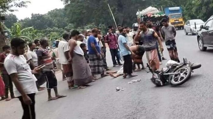 বড়াইগ্রামে বাস চাপায় বিসিআইসি সার ব্যবসায়ী নিহত বড়াইগ্রাম (নাটোর) প্রতিনিধি নাটোরের বড়াইগ্রামে বাসের চাপায় আবুল হোসেন তালুকদার (৫৫) নামের এক সার ব্যবসায়ী নিহত হয়েছেন। মঙ্গলবার সকাল ৬টার দিকে নাটোর-পাবনা মহাসড়কের আহেমদপুর এলকায় এ ঘটনা ঘটে। নিহত ব্যাক্তি বালিয়া গ্রামের মৃত মাহমুদুল্লাহ তালুকদারের ছেলে ও বিসিআই সারের ডিলার। জানা যায়, সকালে মোটরসাইলে নিয়ে নিজ ব্যাবসা প্রতিষ্ঠানে যাওয়ার পথে আহমেদপুর এলাকায় অজ্ঞাত একটি বাস চাপা দিয়ে চলে যায়। এতে ঘটনাস্থলেই তার মৃত্যু হয়। ঝলমলিয়া হাইওয়ে থানার অফিসার ইনচার্জ মাসুদ রানা বলেন, অজ্ঞাত বাসটি সনাক্তের চেষ্টা চলছে। মামলা প্রক্রিয়াধীন রয়েছে। উপজেলা কৃষি কর্মকর্তা শারমিন সুলতানা বলেন, আবুল হোসেন তালুকদার অত্যন্ত সৎ ও নিষ্ঠাবান সার ব্যবসায়ী ছিলেন। তার মৃত্যুর ফলে সার ব্যবসার ক্ষেত্রে একজন দক্ষ মানুষকে হারালো এলাকাবাসী।#সংবাদ শৈলী