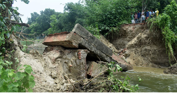 বড়াইগ্রামে সেতু ভেঙ্গে ৯ গ্রামের যোগাযোগ বন্ধ#সংবাদ শৈলী