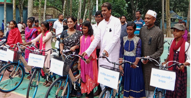 নাটোরে বাইসাইকেল ও শিক্ষা উপকরণ বিতরণ#সংবাদ শৈলী