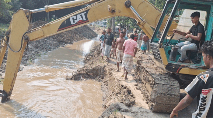 বড়াইগ্রামে ৩টি গরু চুরি বড়াইগ্রাম (নাটোর) প্রতিনিধি নাটোরের বড়াইগ্রামে আলম খলিফা (৪০) নামের এক কৃষক দুইটি বিদেশি জাতের গাভী ও একটি বকনা বছুর গরু চুরির ঘটনা ঘটেছে। শনিবার ভোর রাতে উপজেলার কুমরুল (পূর্বপাড়া) গ্রামে এ ঘটনা ঘটে। আলম খলিফা কমুরুল পুর্বপাড়া গ্রামের মৃত হাবিবুল্লাহ খলিফার ছেলে। আলম খলিফার ভাই জামাল খলিফা বলেন, রাত ১২টার দিকে গোয়াল ঘরে গরু বেধে রেখে ঘুমাতে যায়। সকালে ঘুম থেকে উঠে দেখা যায় ঘরে দেওয়া তিন তালা ভেঙ্গে তিন লক্ষ ৫০ হাজার টাকা দামের দুইটি বিদেশি জাতের গাভী ও একটি বকনা বছুর গরু চুরি করে নিয়ে গেছে। তিনি আরো বলেন, এর আগেও তিনবার আমার এই ভাইয়ের বাড়িতে গরু চুরির ঘটনা ঘটেছে। থানায় লিখিত অভিযোগ করা হয়েছিল। কোন কিছুই হয় নাই। আলম খলিফার বলেন, আমি আগেও থানায় অভিযোগ দিয়েছিলাম। কোন কিছু না হওয়ায় বারবার এই ধরণের ঘটনা আমার সাথে ঘটানো হচ্ছে। আমি কি গরু লালন পালন করতে পারব না। বড়াইগ্রাম থানার ওসি আবু সিদ্দিক বলেন, ঘটনাস্থল পরিদর্শন করা হয়েছে। চুরি হওয়া গরু উদ্ধারে চেষ্টা চলছে।#সংবাদ শৈলী