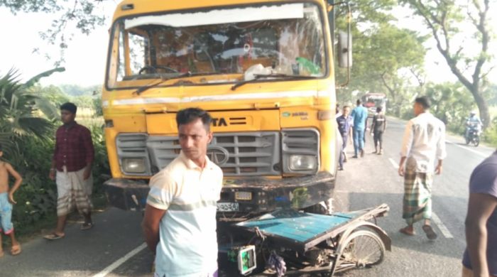 নাটোরে ট্রাকের ধাক্কায় অটোভ্যান যাত্রী নিহত#সংবাদ শৈলী