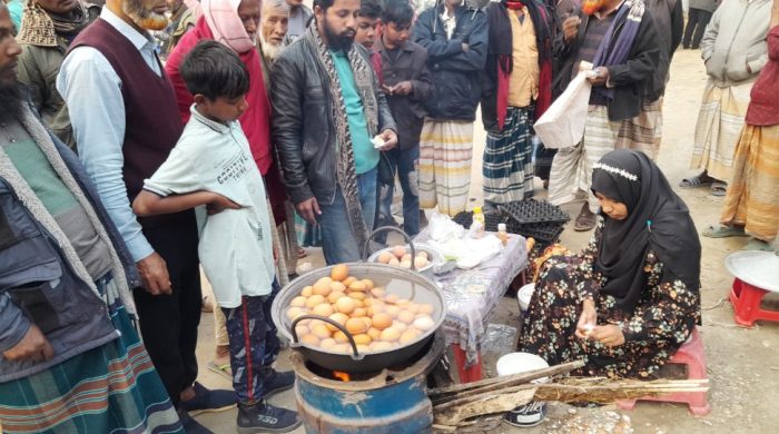 পরিবারের প্রয়োজন মেটাতে  ডিম বিক্রি করছেন  বিশ্ববিদ্যালয়ের ছাত্রী#সংবাদ শৈলী