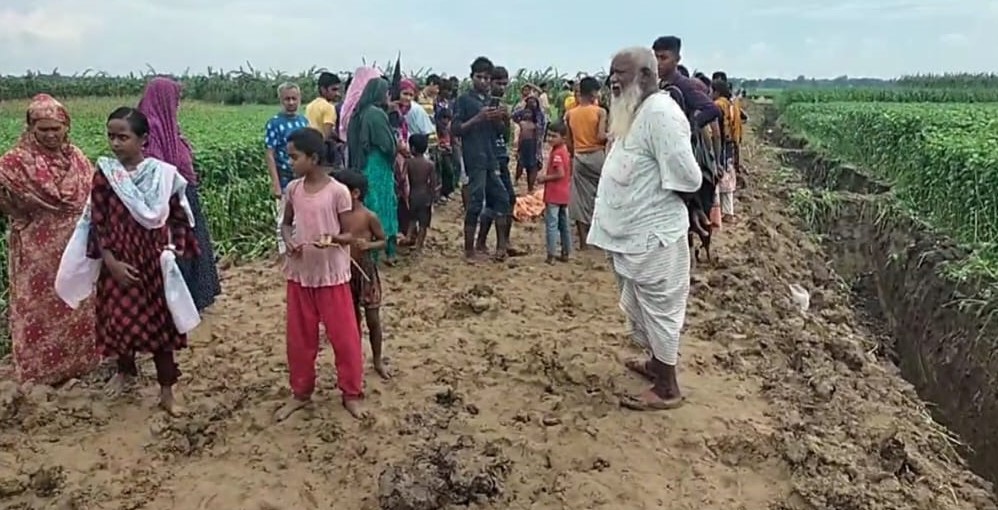 বড়াইগ্রামে ভেকু দিয়ে কাঁচাসড়ক নির্মাণ,দুই শিশু গর্তে পড়ে একজনের মৃত্যু অপরজন আহত