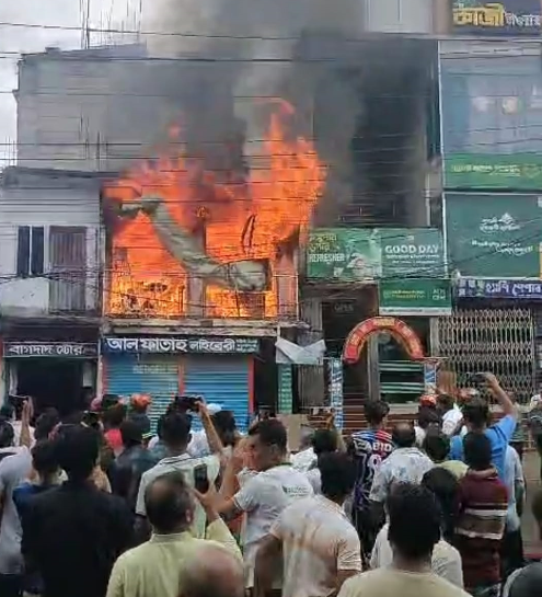 নাটোর শহরে অগ্নি কাণ্ডে একটি দোকান পুড়ে ভস্মীভূত।  #সংবাদ শৈলী