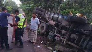 বড়াইগ্রামে ট্রাক-মিনি কাভার্ড ভ্যান সংঘর্ষে নিহত ১, আহত ১
