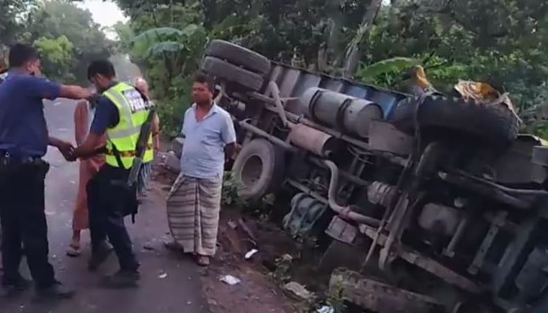 বড়াইগ্রামে ট্রাক-মিনি কাভার্ড ভ্যান সংঘর্ষে নিহত ১, আহত ১#সংবাদ শৈলী