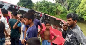 নাটোরে বি আর টিসি বাসের সাথে কাভার্ড ভ্যানের ধাক্কায় বাসটি খাদে পড়ে নিহত ১, আহত ১৫