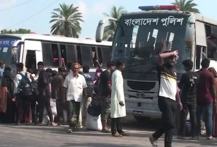 নাটোরে পুলিশের বাসে বিনামূল্যে ঢাকায় গেল শতাধিক যাত্রী#সংবাদ শৈলী