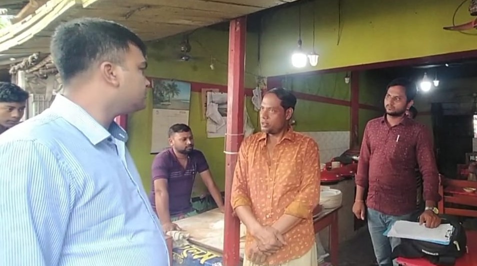 হোটেলে মরা মুরগি ,-জনতার হাতে আটক,-ভ্রাম্যমাণ আদালতে ১০ হাজার টাকা জরিমানা