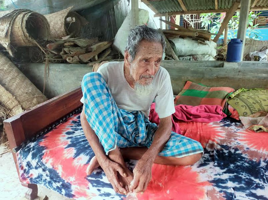 স্বচ্ছল ছেলেরা পাকাঘরে থাকলেও মা-বাবা থাকেন গোয়াল ঘরে