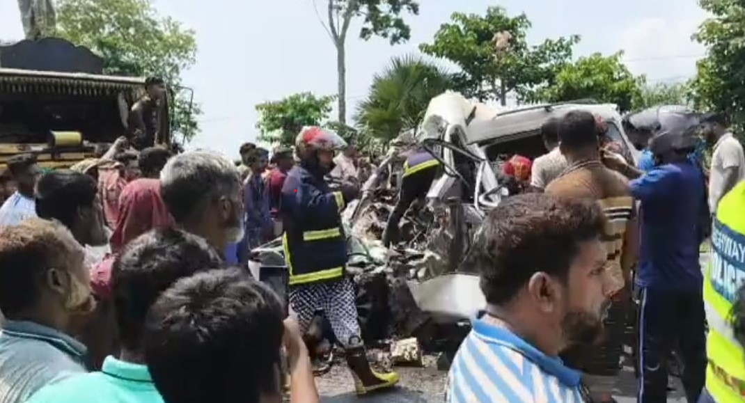 বড়াইগ্রামে ট্রাক-মাইক্রোবাস সংঘর্ষে একই পরিবারের স্বজনসহ নিহত ৭জন#সংবাদ শৈলী