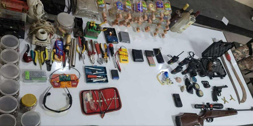 রাজশাহীর কাদিরগঞ্জ কোচিং সেন্টারে মিলল  অস্ত্র ও বিস্ফোরক, বাড়ি ঘিরে রেখেছে সেনাবাহিনী#ছবি সংগৃহিত