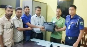কুড়িয়ে পাওয়া ২০ লাখ টাকার চেকসহ ব্যাগ ফেরত দিলেন নাটোরের রিয়াজুল