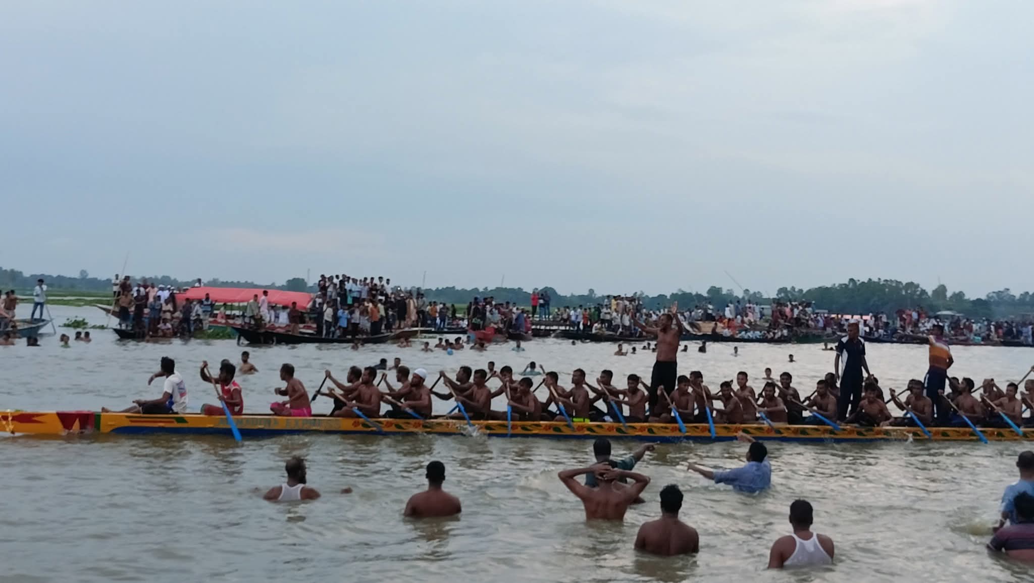 চলনবিলের গুরুদাসপুরে ঐতিহ্যবাহী নৌকা বাইচ প্রতিযোগিতায় মানুষের ঢল#সংবাদ শৈলী