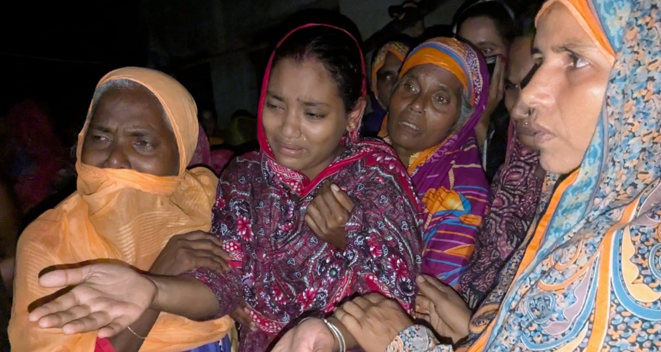 একমাত্র ছেলেকে হারিয়ে কান্নায় ভেঙ্গে পড়েন মা পায়েল খাতুন ও স্বজনেরা।ছবি-সংবাদ শৈলী