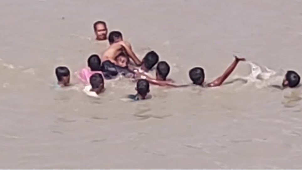 ডুবে যাওয়া শিশুটিকে উদ্ধারের চেষ্টা চালাচ্ছেন স্থানীয় লোকজন। ছবি সংবাদ শৈলী