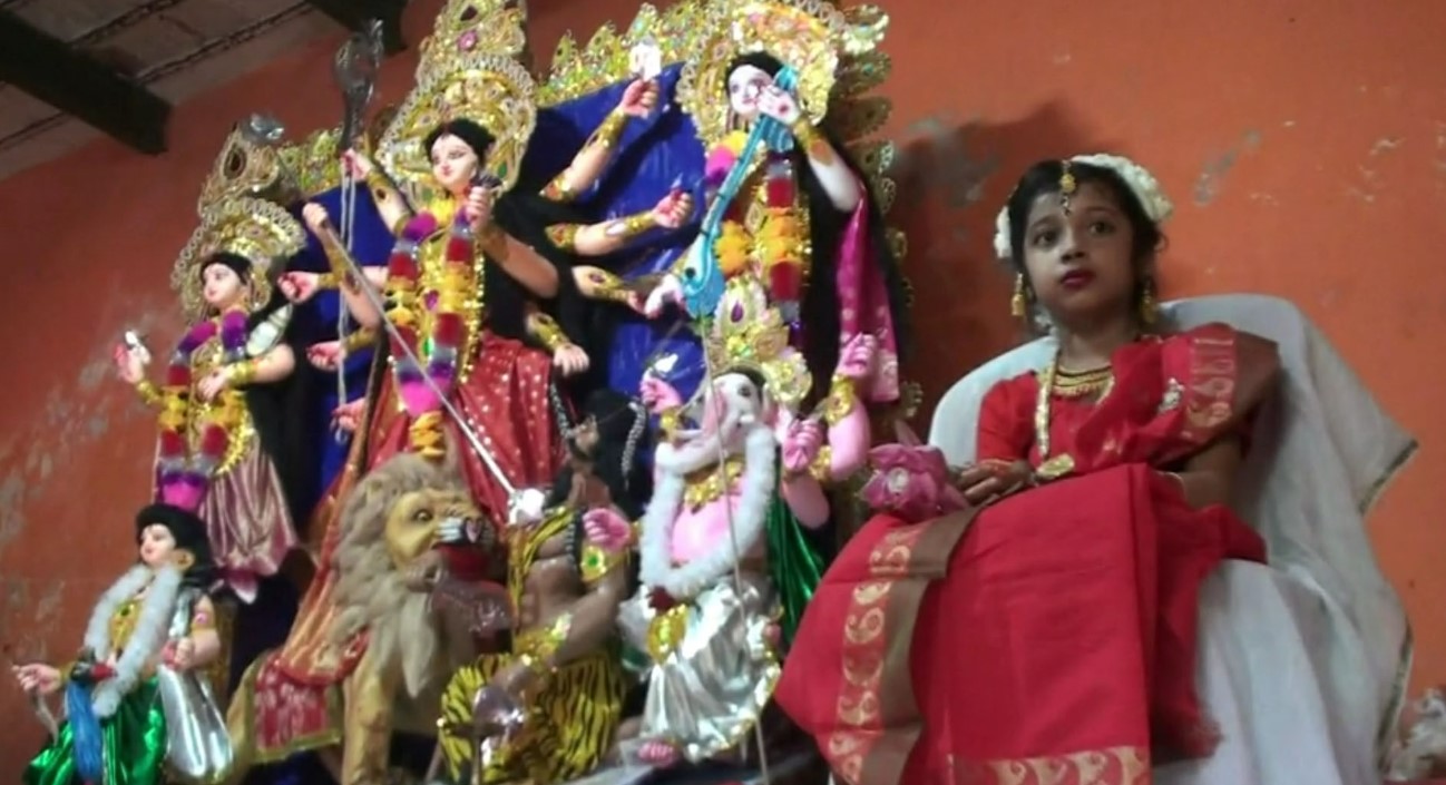 নাটোর রাজবাড়ী সর্বমঙ্গলা মন্দিরে কুমারী পূজায় কুমারী রুপে পূজা করা হয় অমরেশ ভট্টাচার্যের মেয়ে অমৃতা ভট্টাচার্যকে।#ছবি সংবাদ শৈলী