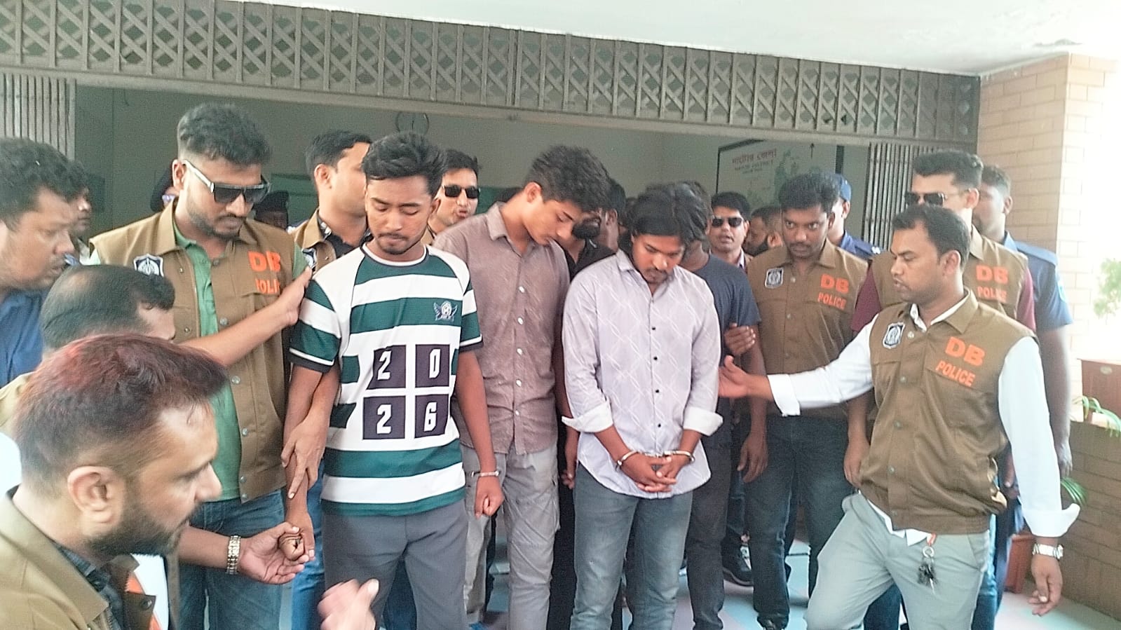 নাটোরে ৭ ডাকাত গ্রেফতার#ছবি- সংবাদ শৈলী