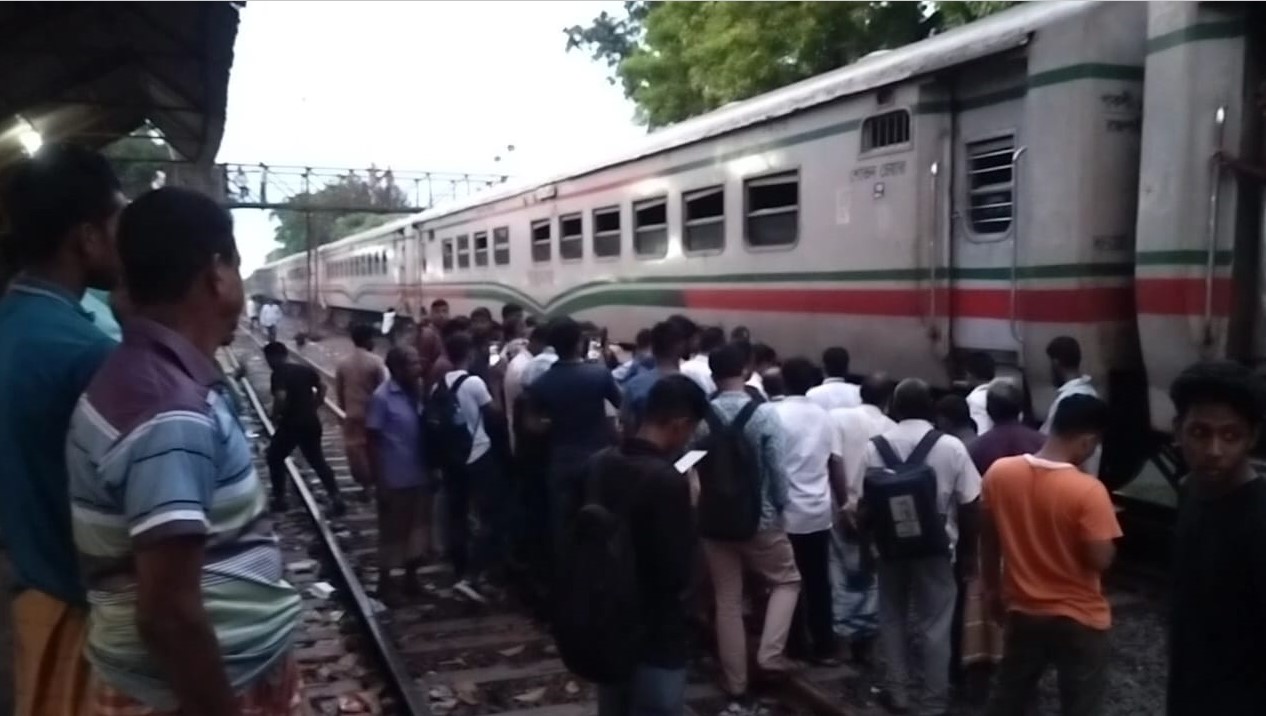 নাটোরের মাধনগর স্টেশনে বাংলাবান্ধা এক্সপ্রেস ট্রেনে আগুন#সংবাদ শৈলী