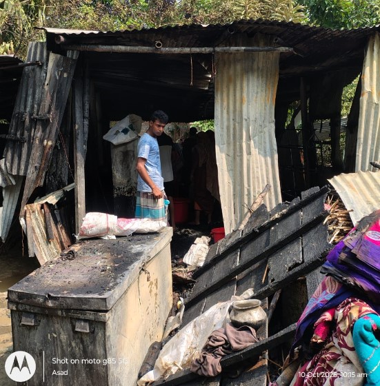 অগ্নিকান্ডে ক্ষতিগ্রস্থ কৃষক দ্বীন ইসলামের বাড়ি#ছবি-সংবাদ শৈলী