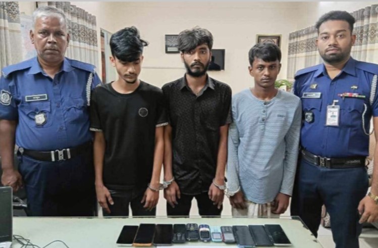 ইমো প্রতারক চক্রের তিন সদস্য মাদকসহ গ্রেপ্তার#সংবাদ শৈলী