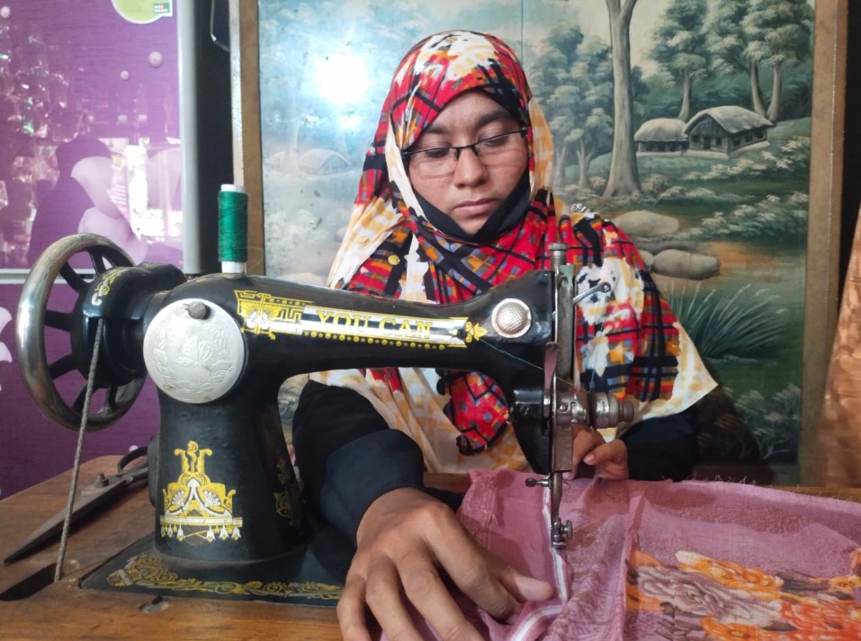 জীবিকায়ন প্রকল্পে প্রশিক্ষণ গ্রহন,সেলাই মেশিনের অভাবে ঘুরছে না নাসরিনের জীবিকার চাকা#সংবাদ শৈলী