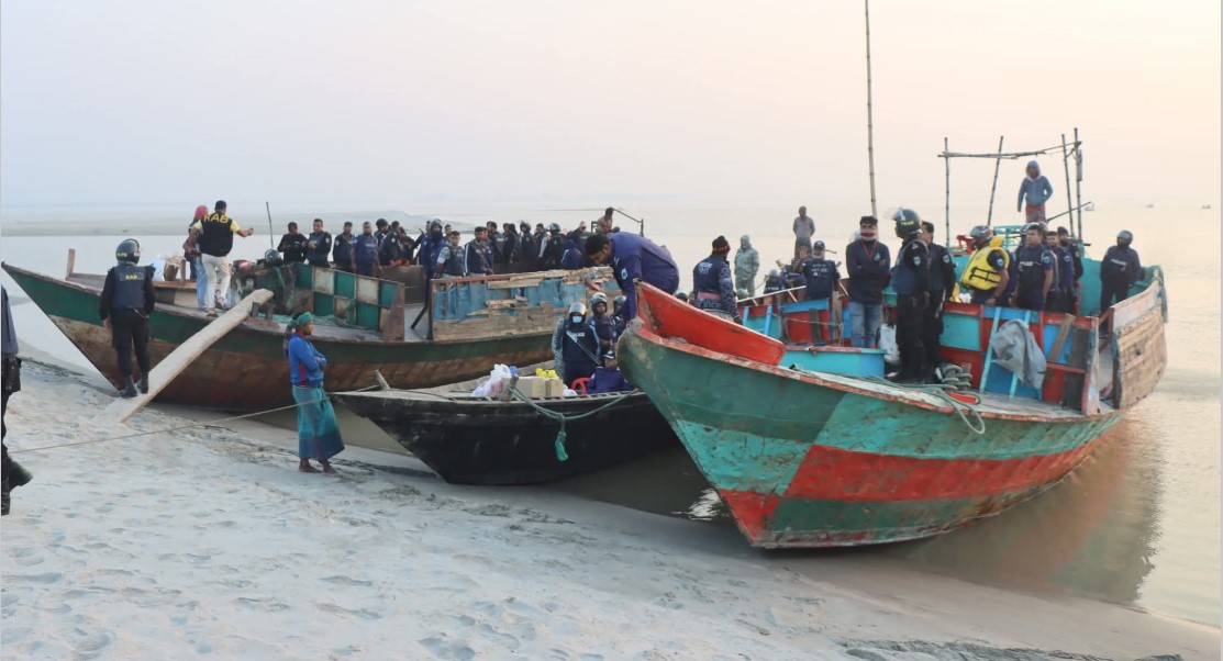 নাটোরের লালপুরে পদ্মা নদী ও চরে আইনমৃংখলা বাহিনীর অভিযানে গ্রেপ্তার ২০, অস্ত্র উদ্ধার#
