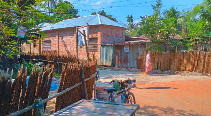 গুরুদাসপুরে অবৈধ দখলে সংকুচিত ব্রীজ সংলগ্ন তিন রাস্তার মোড়!সংবাদ শৈলী