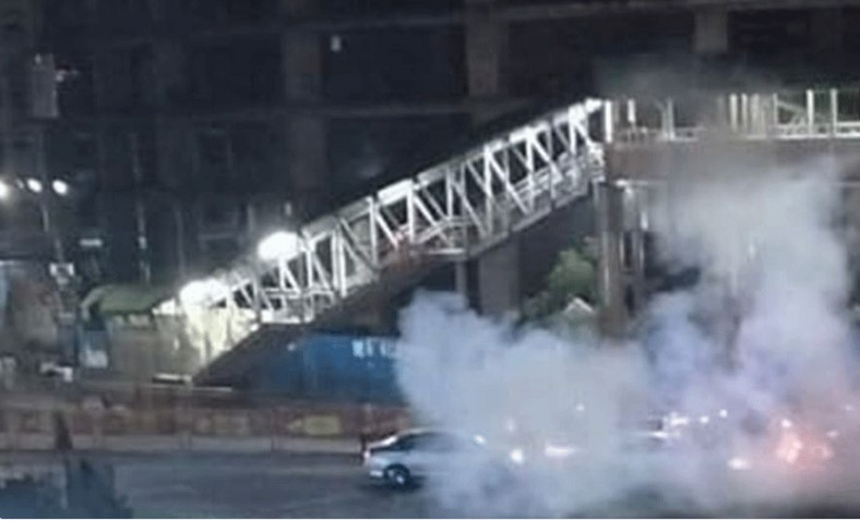 রাজধানীর কারওয়ান বাজারে ককটেল বিস্ফোরণের পর ধোঁয়া উড়ছে। ছবি : সংগৃহীত