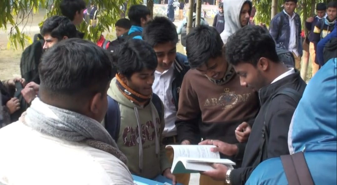 বছরের প্রথম দিনেই নাটোরের শিক্ষাপ্রতিষ্ঠানে পাঠ্যবই বিতরণ#সংবাদ শৈলী