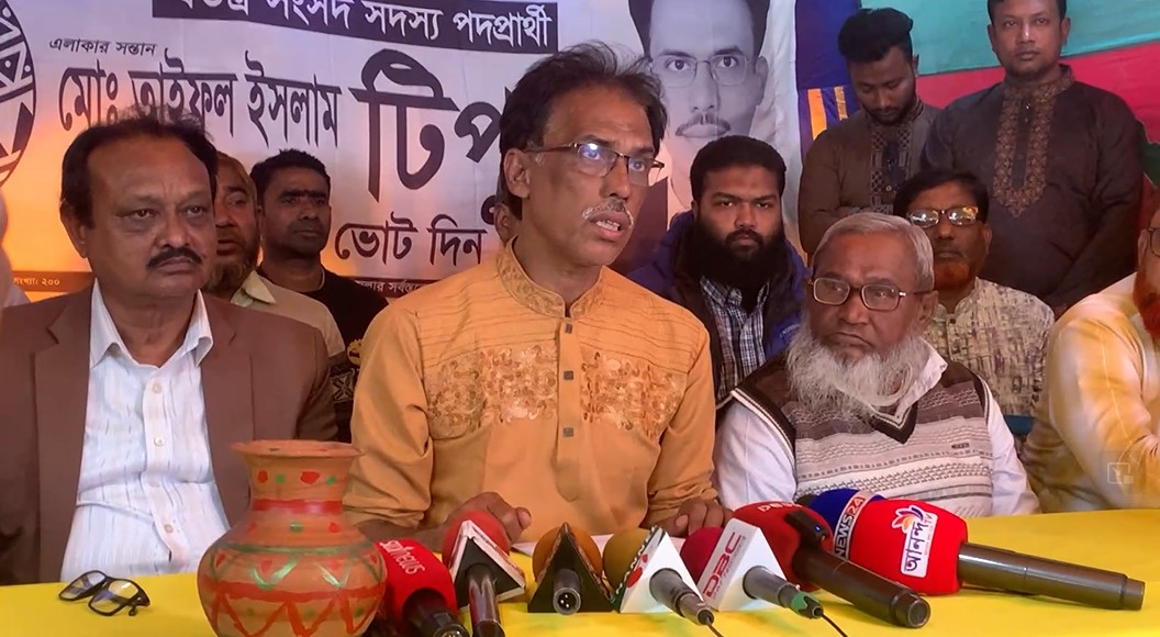 হেলমেট বাহিনীর আকঙ্কে সাধারণ ভোটাররা -স্বতন্ত্র প্রার্থী টিপু#সংবাদ শৈলী