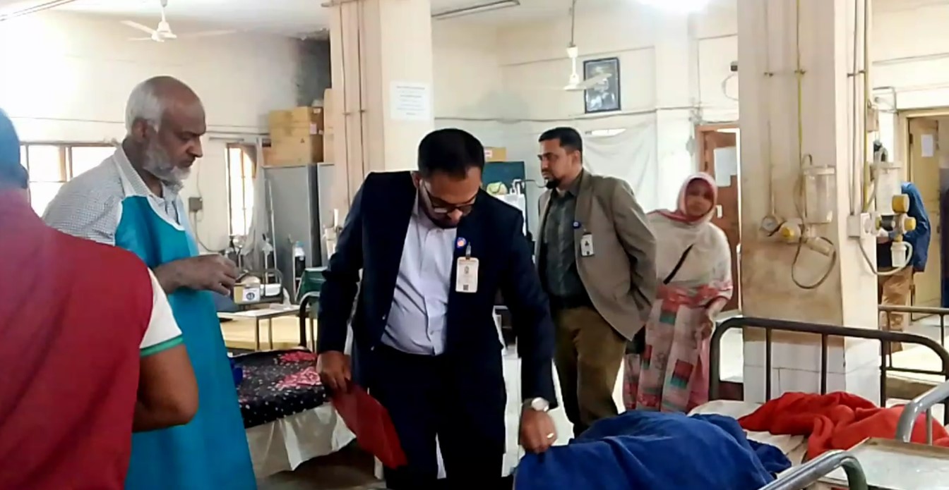 নাটোরে কলেজ ছাত্রীকে লক্ষ্য করে ছোড়া এসিডে দগ্ধ হলেন নানী