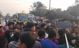 বড়াইগ্রামে কলেজ ছাত্রের আত্মহত্যাকে কেন্দ্র করে মহাসড়ক অবরোধ ও কলেজ ভাংচুর