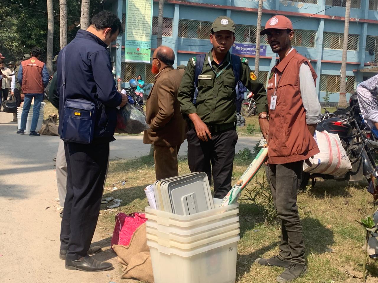 নাটোরের চারটি আসনের কেন্দ্রগুলোতে নির্বাচনী সামগ্রী প্রেরণ