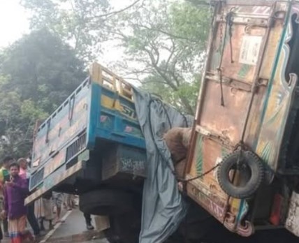 বড়াইগ্রামে দুই ট্রাকের সংঘর্ষে একজন নিহত, আহত ২