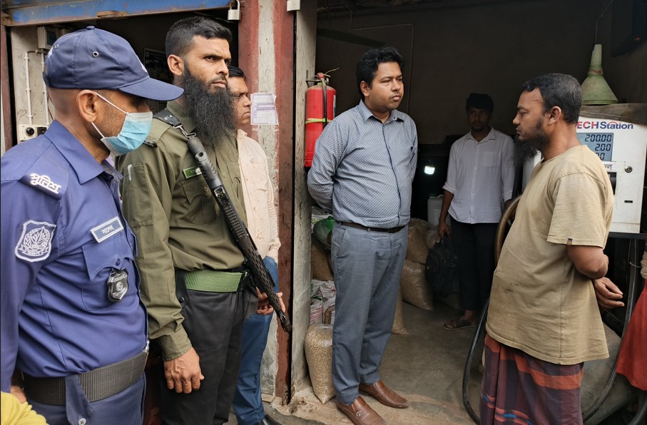 তেল মজুদ করে বেশি দামে বিক্রির অভিযোগে, ব্যবসায়ীকে জরিমানা#সংবাদ শৈলী