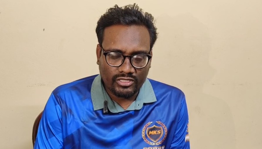 কন্টেইনারে তেল দেওয়ার প্রতিবাদ করায় সাংবাদিককে মারধর 