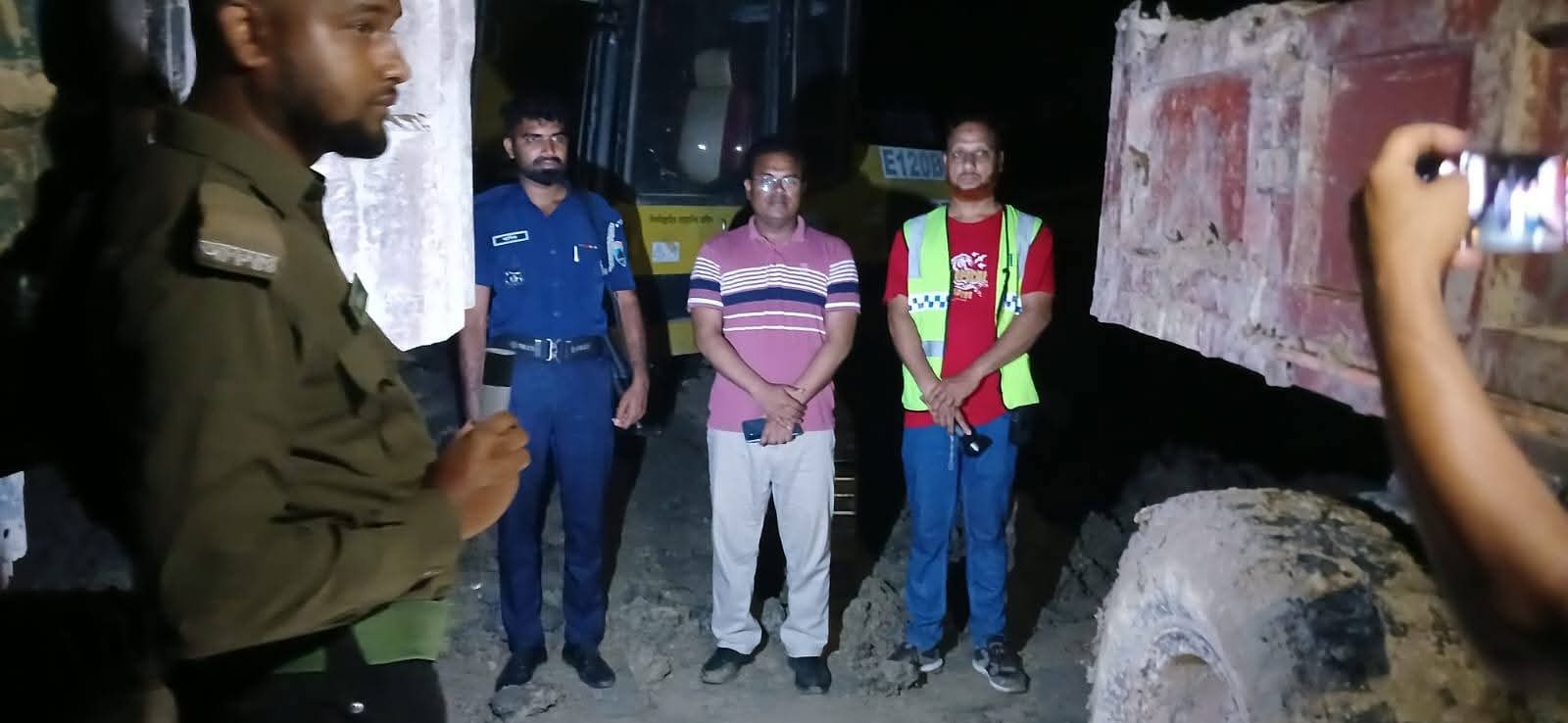 লালপুরে অবৈধ মাটি খননের বিরুদ্ধে অভিযান ২ লক্ষ টাকা জরিমানা