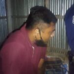 কনস্টেবলের সাথে নারীর অন্তরঙ্গ-মুহুর্তে জনতার হাতে ধরা