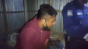 কনস্টেবলের সাথে নারীর অন্তরঙ্গ-মুহুর্তে জনতার হাতে ধরা