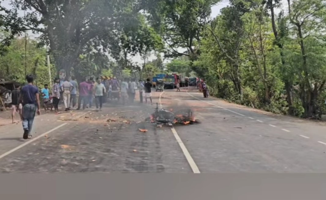 আধিপত্য বিস্তারকে কেন্দ্র করে লালপুরে যুবদলের দু’গ্রুপের সংঘর্ষ, মহাসড়ক অবরোধ-আগুন#সংবাদ শৈলী