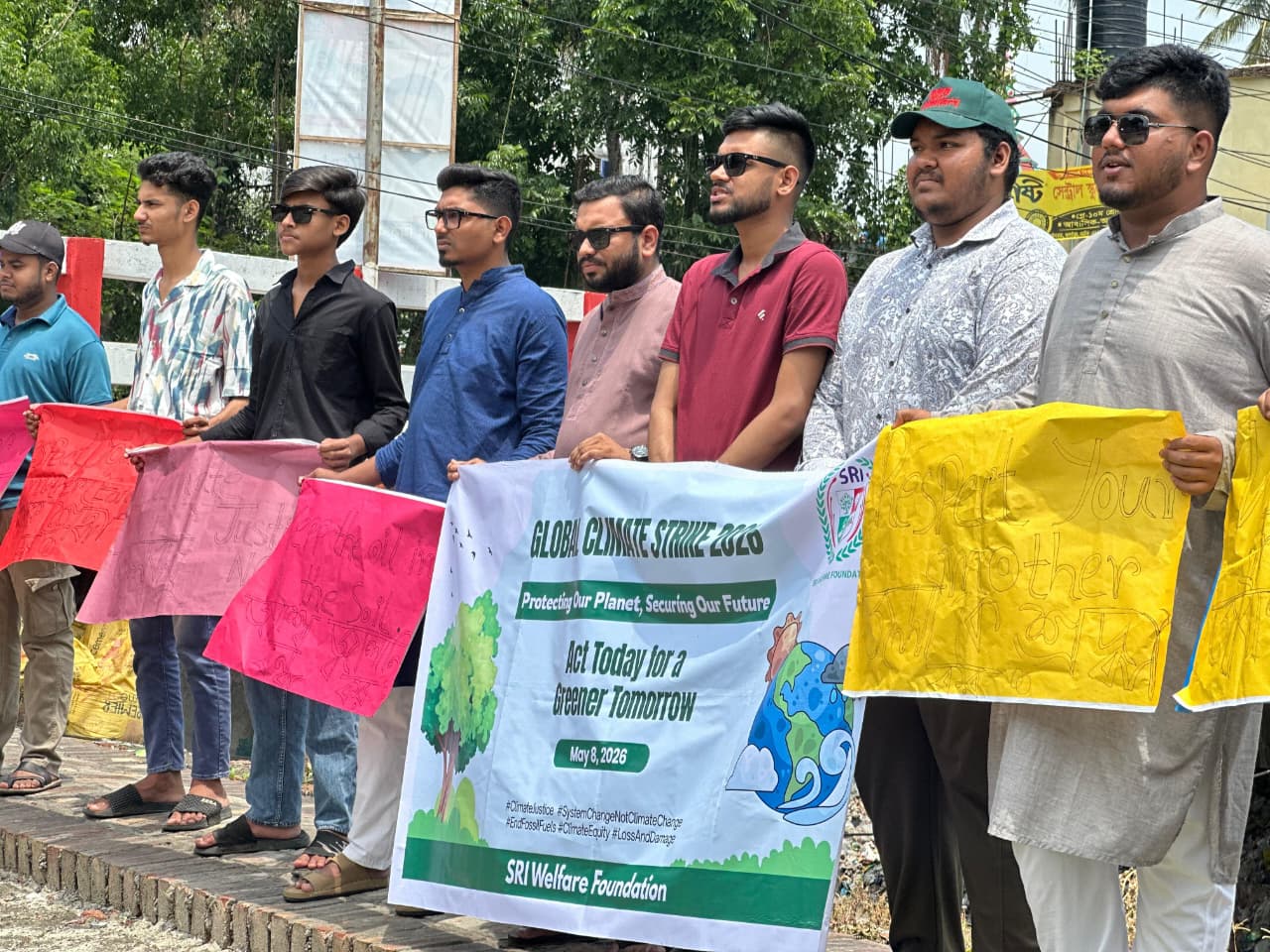 নাটোরে তরুণদের ‘গ্লোবাল ক্লাইমেট স্ট্রাইক’ পালিত