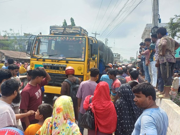 লালপুরে ট্রাকচাপায় মোটরসাইকেল চালকের মৃত্যু#সংবাদ শৈলী
