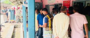 বাগাতিপাড়ায় সার সংকটে বিপাকে কৃষক, ডিলার পয়েন্টে দীর্ঘ লাইন